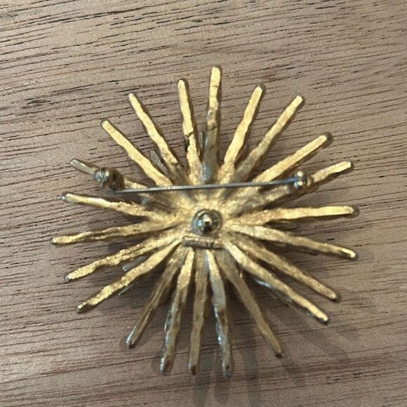 Vintage Monet large gold swirl brooch pin- - Picture 2 of 5